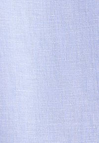 Tissu tissé bleu clair avec un motif en quadrillage subtil et une texture visible de fils entrelacés.