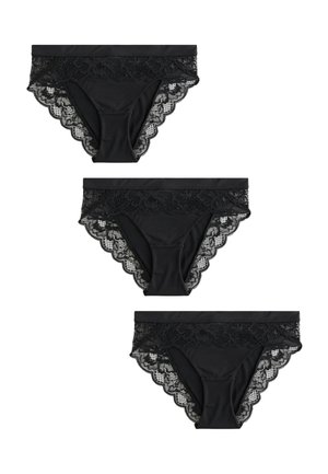 Kobieta ubrana w czarny biustonosz z koronkowymi detalami oraz pasujące czarne majtki z kwiatowym koronkowym panelem, widoczna od środkowej części klatki piersiowej do górnej partii ud.