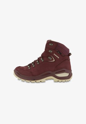 Bordowe buty trekkingowe o zamszowej fakturze, w średniej wysokości, z metalowymi oczkami, wzmocnioną piętą oraz grubą beżową gumową podeszwą zapewniającą przyczepność.