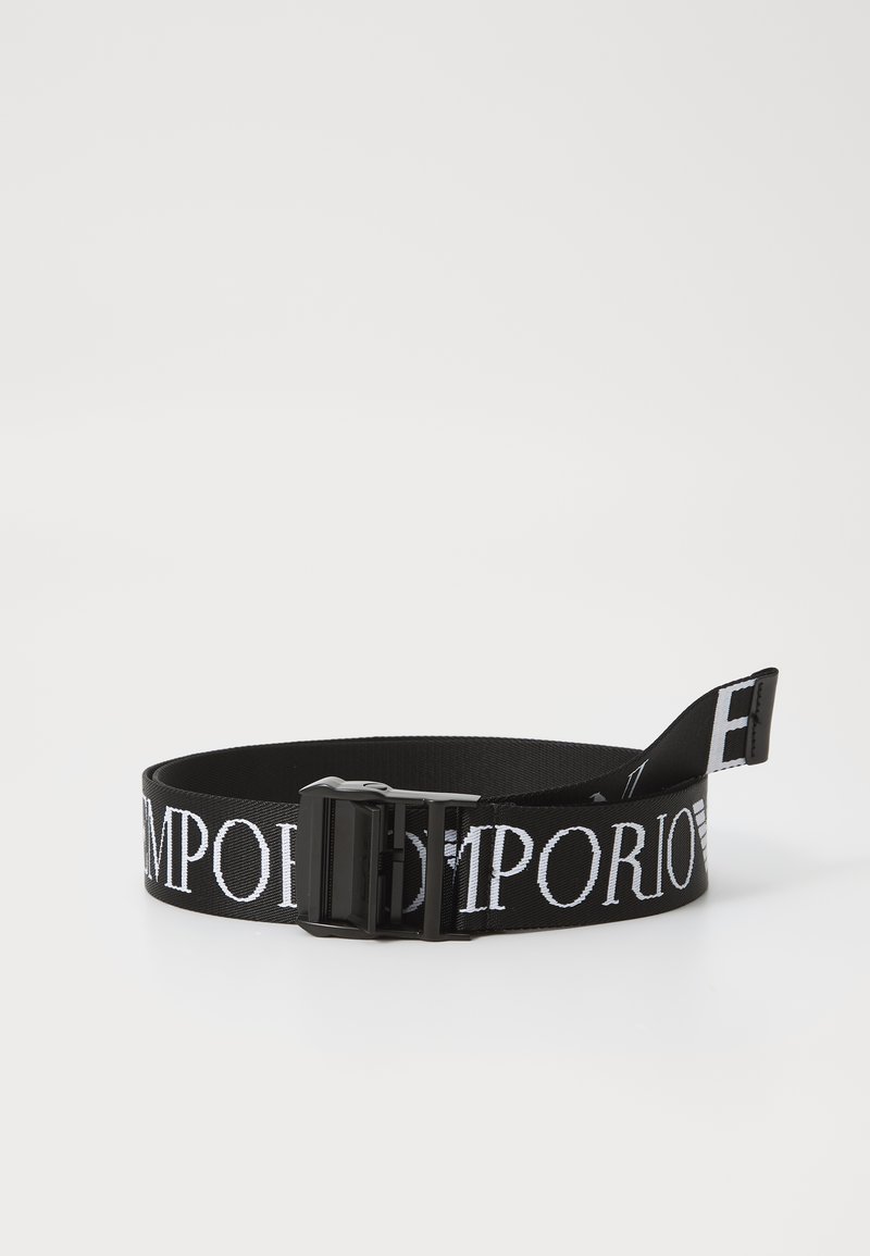 Curea din nailon negru, cu litere albe "EMPORIO", suprafață texturată și o cataramă rectangulară neagră pentru prindere sigură.