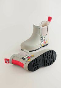Szürke gumibakancsok bolyhos béléssel, piros részletes sarkakkal, elasztikus oldalsó panelekkel és Mickey Mouse mintával a külső oldalakon.