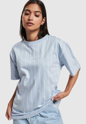 Karl Kani SMALL SIGNATURE PINSTRIPE OS - Tričko s potlačou - lightblue white
