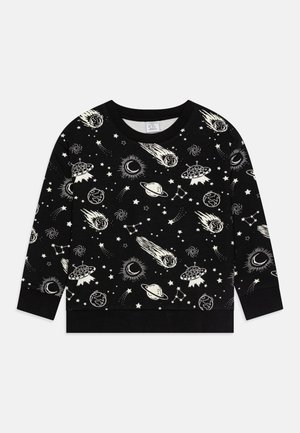 Sort langærmet skjorte med hvidt rumtema print, inklusive kometer, planeter, UFO'er, stjerner og halvmåner.