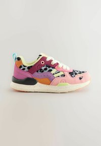 Baskets multicolores présentant un motif léopard rose, violet, orange et noir. Tige en suède texturé et mesh, semelle rembourrée.
