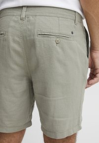 Solid SDAURELIUS LINEN MIX - Short - vetiver