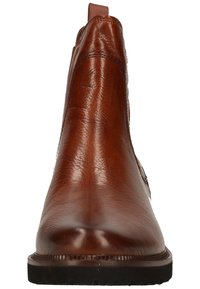 Bottines en cuir marron avec une texture lisse, des panneaux latéraux en élastique, une languette de tirage et une semelle en caoutchouc, vues de face.