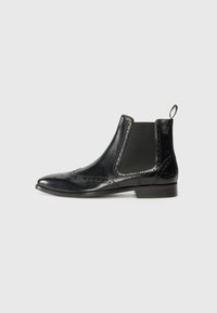 Botín Chelsea de cuero negro con detalles de brogue, paneles elásticos en los laterales, una lengüeta y un acabado suave en un tacón bloque bajo.