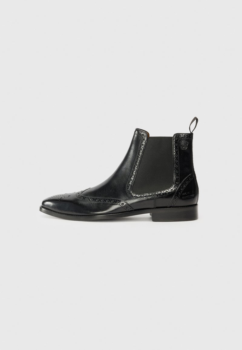 Botín Chelsea de cuero negro con detalles de brogue, paneles elásticos en los laterales, una lengüeta y un acabado suave en un tacón bloque bajo.