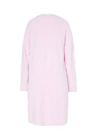 Accappatoio rosa texturizzato e soffice con maniche lunghe e scollatura rotonda. Design di lunghezza media con un aspetto morbido e accogliente. Nessun sistema di chiusura visibile.