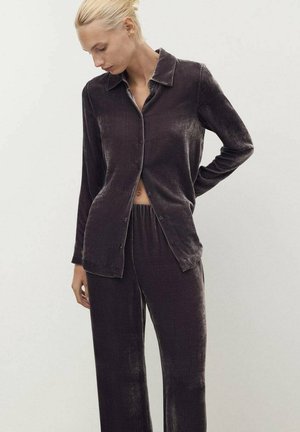 Samtiges, dunkelgraues Loungewear-Set bestehend aus einem Hemd mit Kragen und Knopfleiste sowie passenden, locker sitzenden Hosen, die eine weiche Textur bieten.