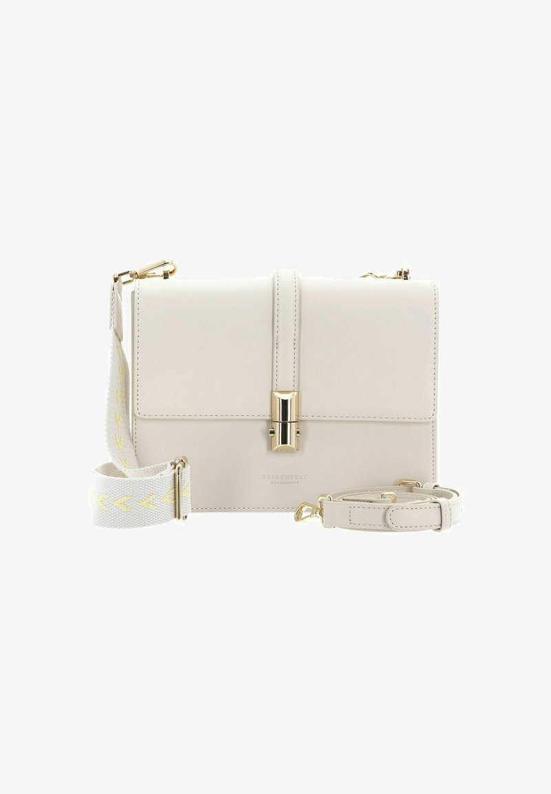 Sac à main en cuir blanc avec une fermeture à pression dorée. Dispose d'une bandoulière blanche amovible avec des accents jaunes. Design structuré et coutures minimales.