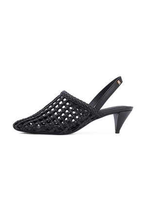 Mule noire à bride arrière avec un motif en treillis ouvert tissé et un petit talon effilé, arborant un petit emblème doré sur la sangle.