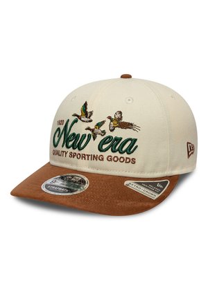 Casquette New Era beige et marron avec des canards volants brodés et le texte « New Era Quality Sporting Goods » sur le devant, avec des autocollants de marque sur la visière.