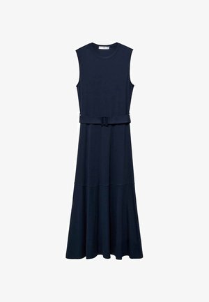 Kjole uten ermer i marineblått laget av glatt stoff. Har en tilpasset bodice, belted midje og flagrende hem med et lagdelt design.