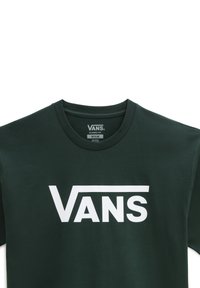 Camiseta de algodón verde oscuro con cuello redondo, que presenta un gran logo blanco de "VANS" en el pecho, etiquetada como "Ajuste Clásico, Mediana."