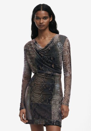 Rochie cu mâneci lungi dintr-un material texturat, având un imprimeu de piele de șarpe în nuanțe pământii. Decolteul drapat și silueta ajustată pun în valoare designul.