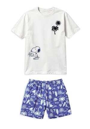 Biała koszula z krótkim rękawem z czarnymi palmami i grafiką Snoopiego oraz napisem "Aloha Mood", zestawiona z niebieskimi szortami z białymi tropikalnymi wzorami.