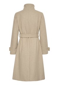 Cappotto di lana beige con colletto alto, maniche lunghe e vita regolabile con cintura. Presenta una texture liscia e linee pulite, con cuciture laterali.
