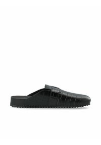 Sandalo slide nero con texture a coccodrillo, suola piatta e fascia sul collo del piede; materiale in gomma e forma elegante e allungata.