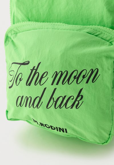 Borsa di tessuto verde brillante con testo in corsivo nero "To the moon and back" e, in piccolo, "M. Rodini" stampato sotto sulla tasca frontale.