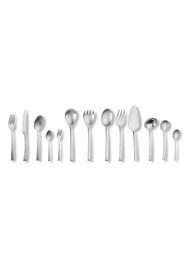 Bestickset med rostfria bestick: gafflar, knivar, skedar och serveringsbestick, med en elegant, modern design och släta ytor.