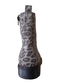 Ankelboots met luipaardprint van textuurstof, voorzien van een zwarte rubberen zool, een rits aan de achterkant en een trekflap aan de bovenkant.