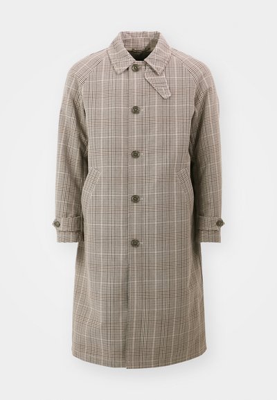 Béžový károvaný trenčkot s golierom, raglánovými rukávmi, piatimi prednými gombíkmi a dvoma bočnými vreckami. Zatéka sa gombíkmi na manžetách a má dĺžku po kolená.