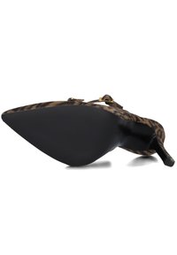 Leopardprint hoge hak met een puntige neus, bovenwerk van stof en een slanke zwarte hak. De zool is glad en plat, voornamelijk zwart.