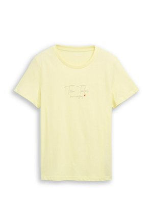 Tricou galben deschis cu mâneci scurte, decolteu rotund și text mic centrat „Tom Tailor love is everything” în gri și inimă roșie.