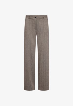 Pantalones de corte recto con patrón espina de pescado en marrón, cierre con botón y trabillas para cinturón sobre fondo blanco.