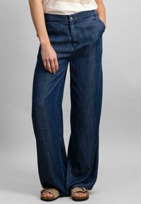 Pantaloni din denim cu picioare largi, într-o nuanță închisă de albastru. Caracteristici: închidere cu nasture, buzunare frontale și croială lejeră, completate de o textură ușoară.