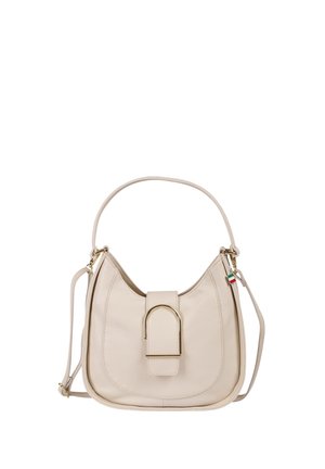 Crèmekleurige leren schoudertas met gouden gespsluiting, voorzien van een bovenhandvat, verstelbare crossbodyriem en een klein Italiaans vlaggetje.