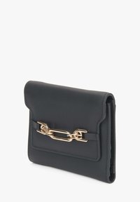 Czarny skórzany portfel z zapięciem na klapkę, z ozdobnym złotym łańcuchem na przedzie oraz eleganckim, minimalistycznym designem i fakturą.