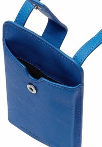 Sac bandoulière bleu en cuir avec fermeture à rabat, bouton-pression argenté et sangle ajustable, montrant le compartiment principal ouvert.