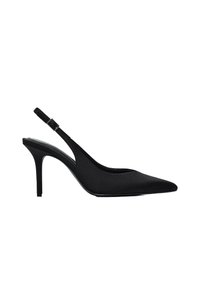 Pantofi cu toc înalt tip slingback negri, din material neted, cu vârf ascuțit și toc stiletto subțire. Bretea reglabilă cu detaliu de cataramă.