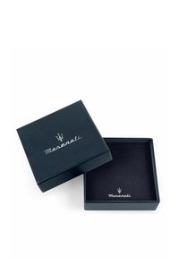 Scatola regalo Maserati, in ecopelle blu navy con logo argentato, forma quadrata, si apre rivelando un morbido rivestimento interno scuro.