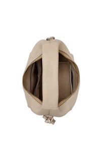Borsa a mano in pelle beige con finitura texture, chiusura con zip superiore e scomparti interni. Presenta un manico annodato e bordi morbidi.