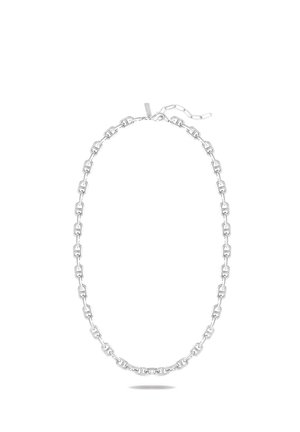 Collana a catena d'argento con maglie rettangolari incastrate e una piccola chiusura regolabile su sfondo bianco.