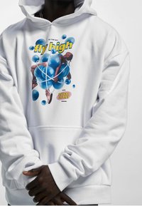 Sweat à capuche blanc en tissu doux avec un imprimé coloré représentant des bulles bleues et une silhouette, doté de poignets côtelés et d'une poche avant.