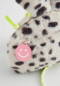 Faux furväska med leopardmönster, med en rosa smiley-märkning och en neongul dragkedja med matchande detaljer.