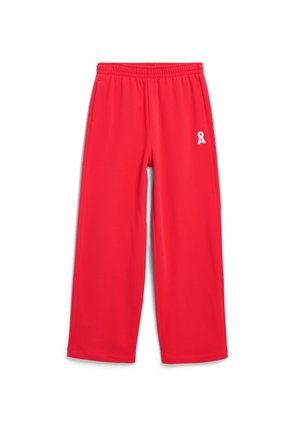 Rote, leichte Hosen mit elastischem Bund und Seitentaschen; auf dem linken Bein befindet sich ein weißes Bandlogo; weiter Beinverlauf.