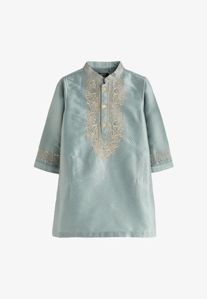 Hellblaue traditionelle Tunika mit goldener Stickerei auf der Brust und silbernen Details am Kragen und an den Ärmeln, mit drei Knöpfen vorne.