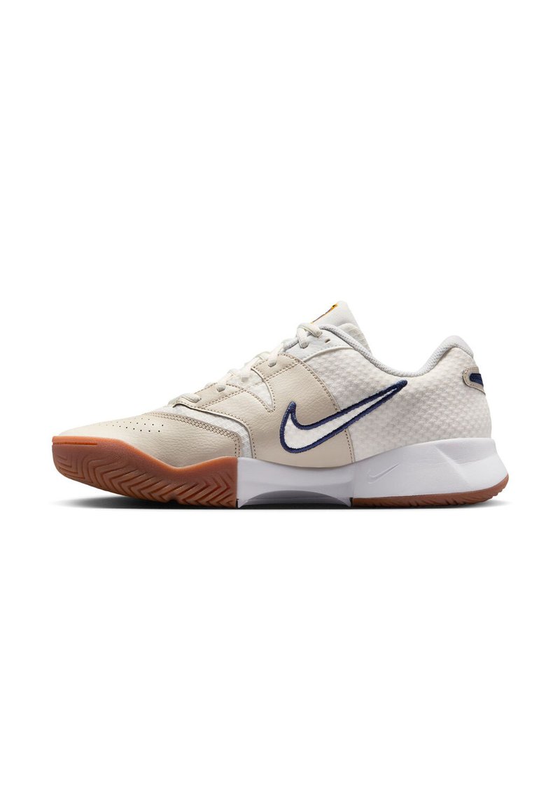 Nike Performance COURT LITE 4 - Tennissko til multicourt - summit white binary blue light bone