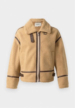 Beige Fleecejacke mit Reißverschluss vorne, braunen Lederakzenten, einem Kragen und horizontalen Streifendetails an den Ärmeln. Kurzer, lockerer Schnitt.
