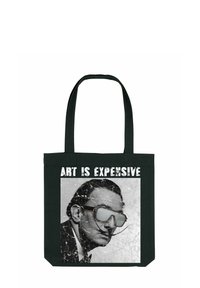 Melnas auduma soma, kurā ir plaisāta printa attēls ar vīrieti brillēs un teksts "MĀKSLAS IR DARGA" treknrakstā baltā krāsā virs tā.