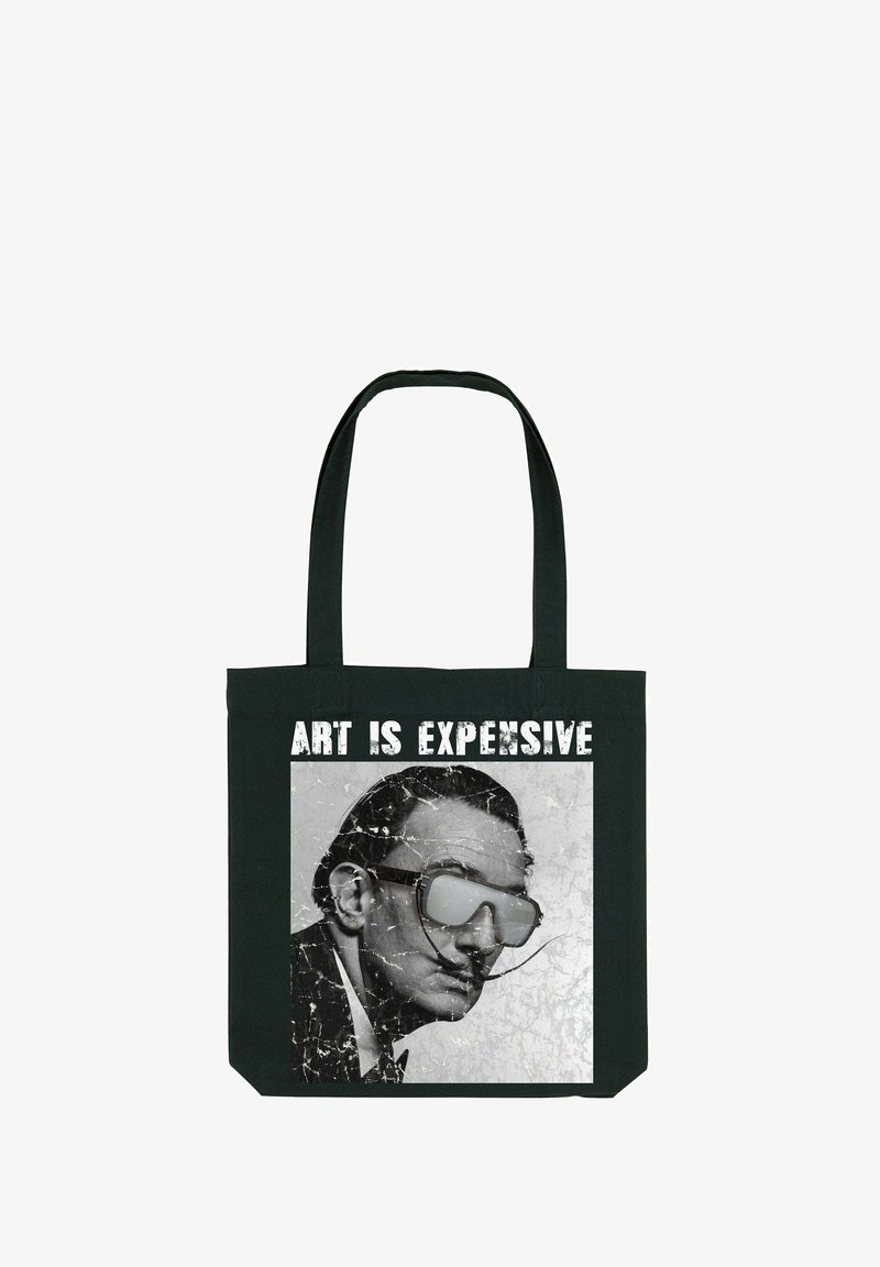 Melnas auduma soma, kurā ir plaisāta printa attēls ar vīrieti brillēs un teksts "MĀKSLAS IR DARGA" treknrakstā baltā krāsā virs tā.