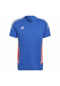 Modré sportovní tričko s výstřihem do V, bílé logo Adidas na hrudi a červené boční panely se bílými pruhy na ramenou.