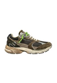 Sneaker verde e nera con pannelli in rete, dettagli in suede e riflettenti. Suola spessa con un distintivo motivo di battistrada per la presa.