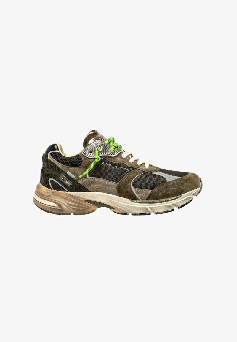 Sneaker verde e nera con pannelli in rete, dettagli in suede e riflettenti. Suola spessa con un distintivo motivo di battistrada per la presa.