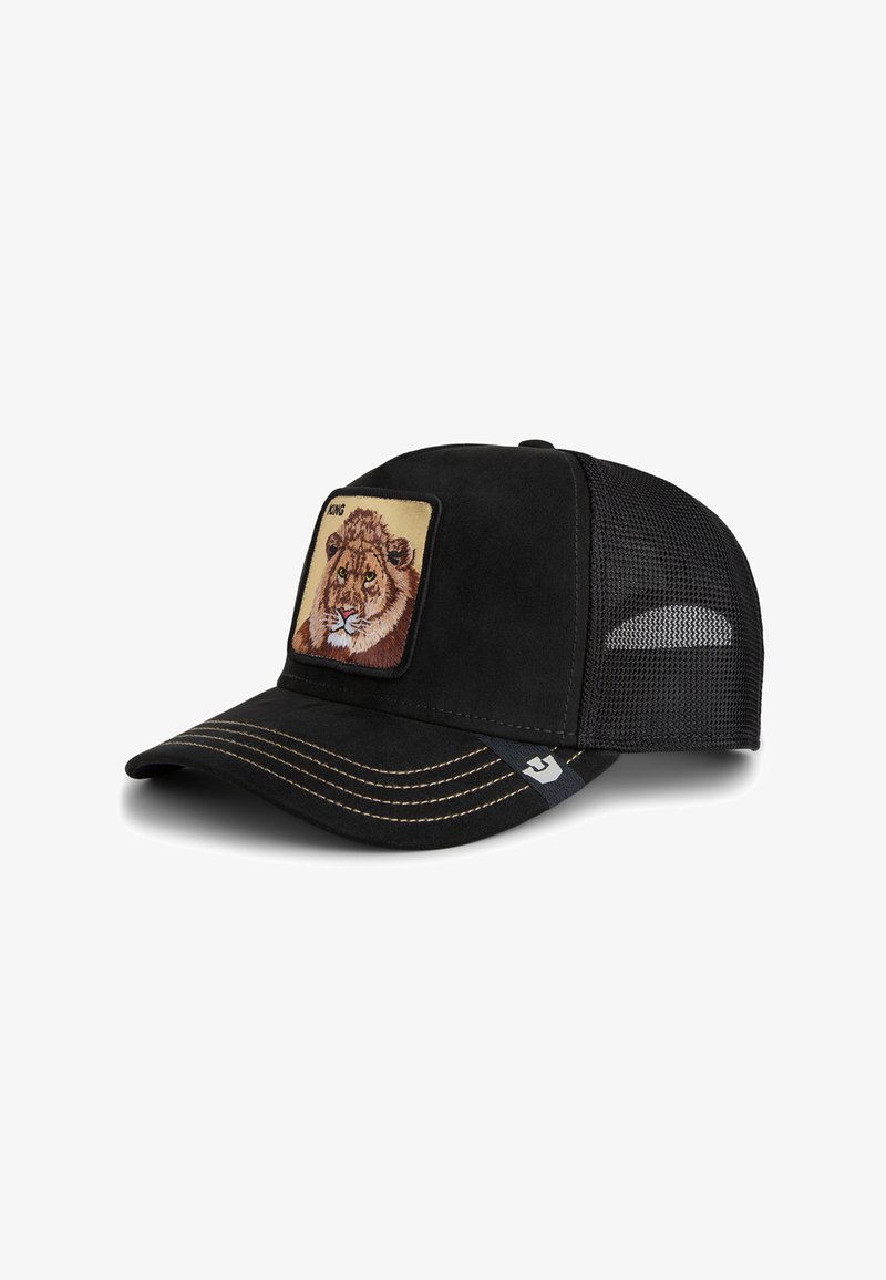 Gorra negra con un frente de ante, lados de malla y un parche cuadrado que presenta la cara de un león. Costura detallada a lo largo del borde.